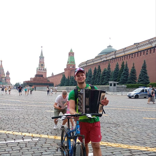 Клим на Красной площади со своим неизменным баяном  | Источник: Клим на велосипеде с баяном / Telegram