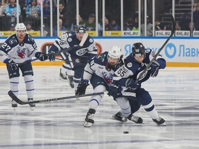 Шайбу забросил игрок новосибирской команды Оскар Булавчук. | Источник: Александр Ощепков / NGS.RU