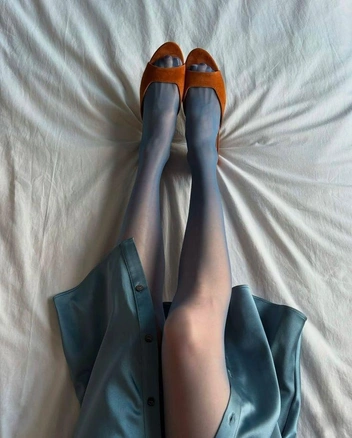 Обратите внимание, как цвет колготок повторяет оттенок подола платья | Источник: ru.pinterest.com