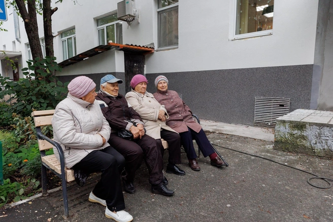 Бабушки очень довольны своим обновленным домом | Источник: Ирина Шарова / 72.RU