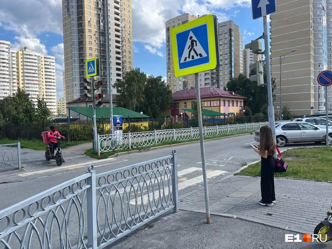 Пешеходный переход возле гимназии стерся больше чем наполовину | Источник: Софья Кузьмина / E1.RU