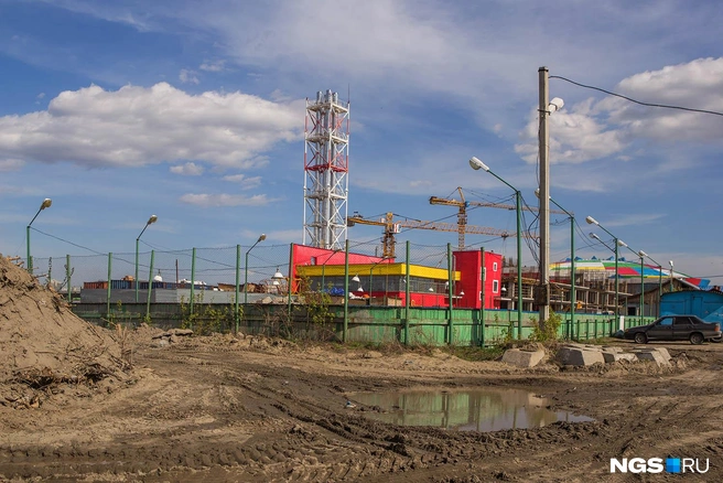 За аквапарком разворачивается уже простая жизнь — скорее деревенская, чем городская. Вплотную к стройплощадке примыкает построенная активистами Лесоперевалки хоккейная коробка, где зимой проводятся межрайонные соревнования. Территория вокруг разбита — жители домов на ул. Яринская посетовали на нагромождения песка и мусора, но многие аквапарком довольны и ждут его открытия. «На прилегающих к аквапарку улицах будет проведены ремонт и благоустройство. Договоренность об этом с органами власти и другими застройщиками данной территории уже достигнута», — рассказали в «Кварсисе», не уточнив список прилегающих улиц.
