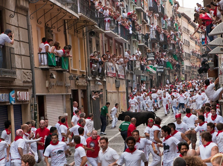 Бег с быками на фестивале Сан-Фермин в Памплоне
