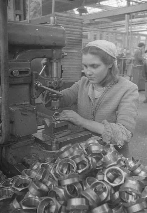 Сверловщица завода им. Сталина, член фронтовой бригады Татьяна Чаткина. 11 октября 1944 года | Источник: Из фондов СОГАСПИ