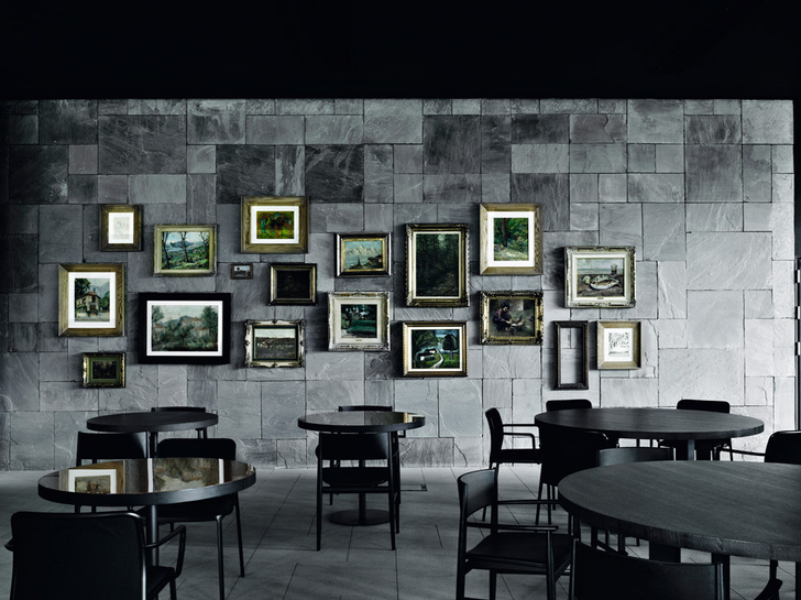 «Картинная галерея» в ресторане отеля — яркий пример виртуозной игры Пьеро Лиссони со стилями и традицией. Картины в классических позолоченных рамах эффектно смотрятся на фоне стены из серого камня. Кресла, Porro.