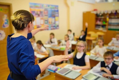 Yekaterinburg teacher borrows from parents, then resigns