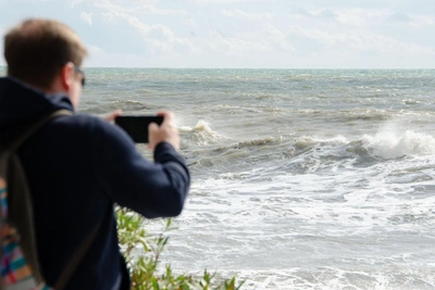 «Мужик, ты нормальный?»: заплыв в шторм в Сочи