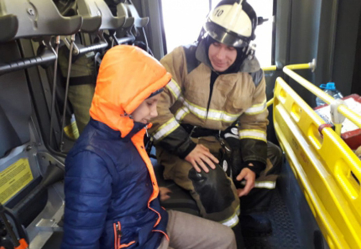 Ростовские пожарные навестили слепого ребенка, который год звонил им от одиночества