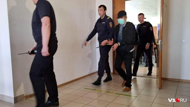 Александр Пак покинул зал заседаний, помахав рукой одному из присутствующих в коридоре | Источник: Тимофей Крылов / V1.RU