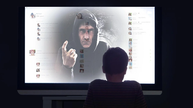 Какие приемы используют мошенники в зависимости от возраста жертвы — рассказывает МВД