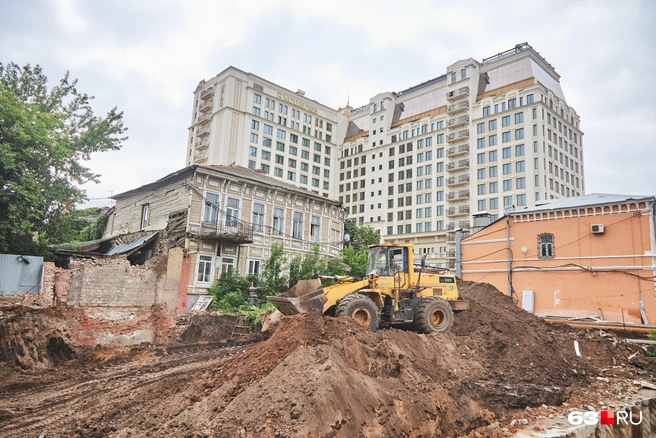 Вход на станцию находится рядом с гостиницей Lotte  | Источник: Роман Данилкин / 63.RU 