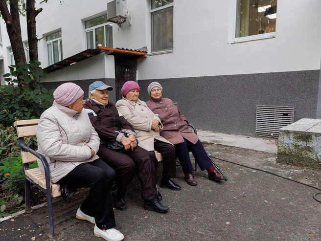 Бабушки очень довольны своим обновленным домом | Источник: Ирина Шарова / 72.RU