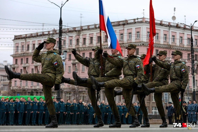 Первые репетиции традиционно проводят только для участников построения, а на генеральную выводят и технику тоже | Источник: Наталья Лапцевич