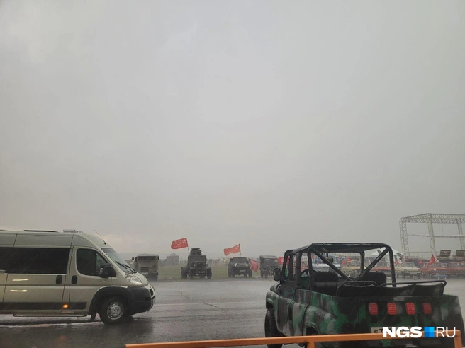 Непогода также внесла коррективы в программу авиашоу в Мочище. В 18:53 в телеграм-канале аэродрома объявили, что «на сегодня все окончено». Программа мероприятия в субботу планировалась до позднего вечера, всего она разделена на два дня — 2 и 3 августа. | Источник: Александр Ощепков / NGS.RU