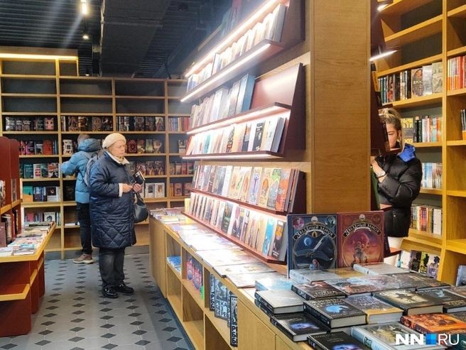 Многие покупали сразу по несколько книг | Источник: Дарья Бурмистрова / NN.RU