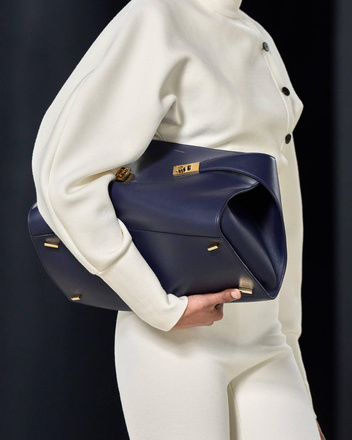 Hug Bag: идеальная сумка от Ferragamo на зиму