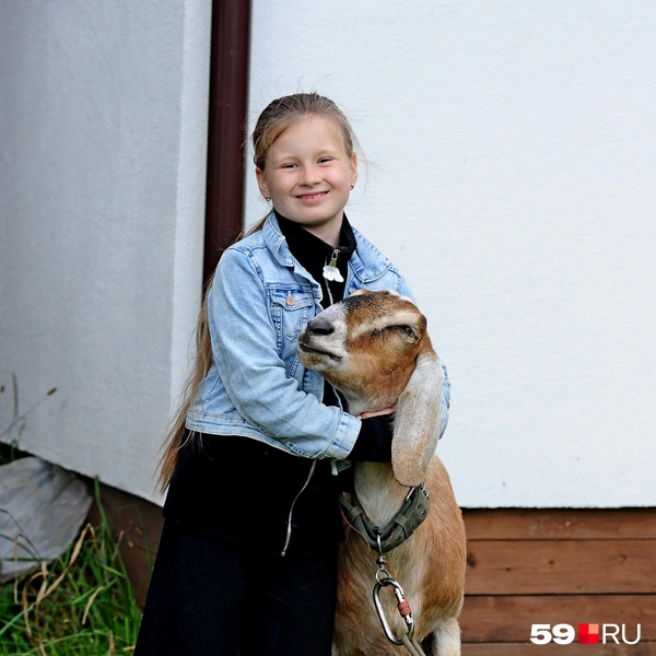 Грета с удовольствием позирует рядом с детьми | Источник: Ирина Тропина / 59.RU