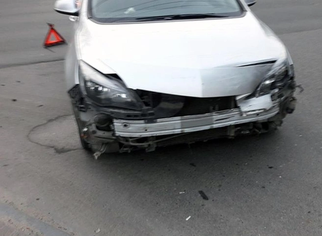 На улице Есенина Renault проехал на «красный» и спровоцировал ДТП | ya62.ru
