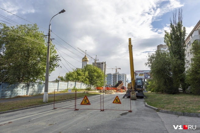 Следы стекавших по улице Пархоменко потоков воды видны на поврежденном асфальте | Источник: Константин Завриков / V1.RU
