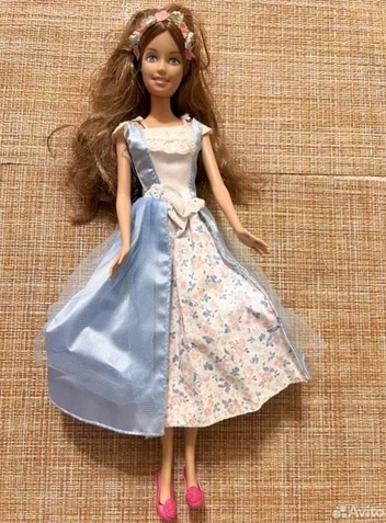 Барби в 2010-х можно было найти не только в фирменных магазинах, но и в недорогих отделах с китайскими игрушками на рынках | Источник: Настасья Медведева