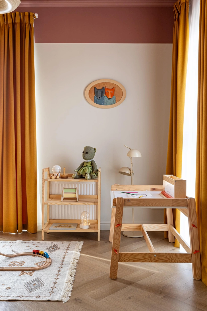 Торшер, IKEA. Деревянный стеллаж, ZORKA mebel. Детский письменный столик, IKEA. | Источник: Андрей Кот. Стиль: Алеся Корнилович