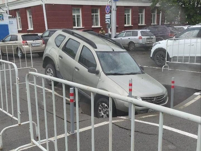 Передняя часть авто оказалась под землей | Источник: Очевидцы