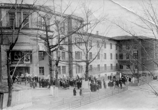 9 марта 1953 года в Иркутске, как и во многих советских городах, прошла траурная демонстрация. В этот день состоялись похороны Иосифа Сталина | Источник: Музей истории Иркутска / Pastvu.com