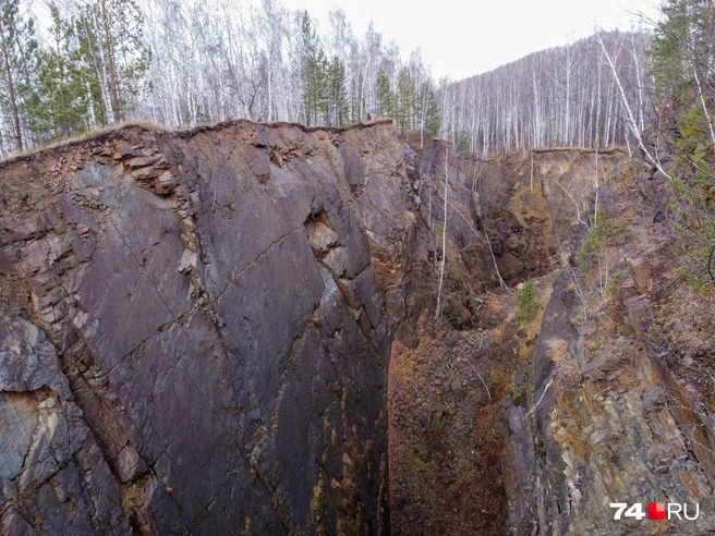 Отвесные каменные стены. По краю лучше не ходить | Источник: читатель 74.RU