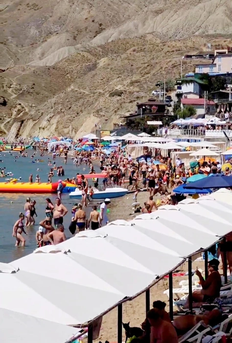 Судак всё лето держал звание самого густонаселенного туристами поселка Крыма. Фото телеграм-канала «Генуэзкая крепость» | Источник: sudakfortress / T.me