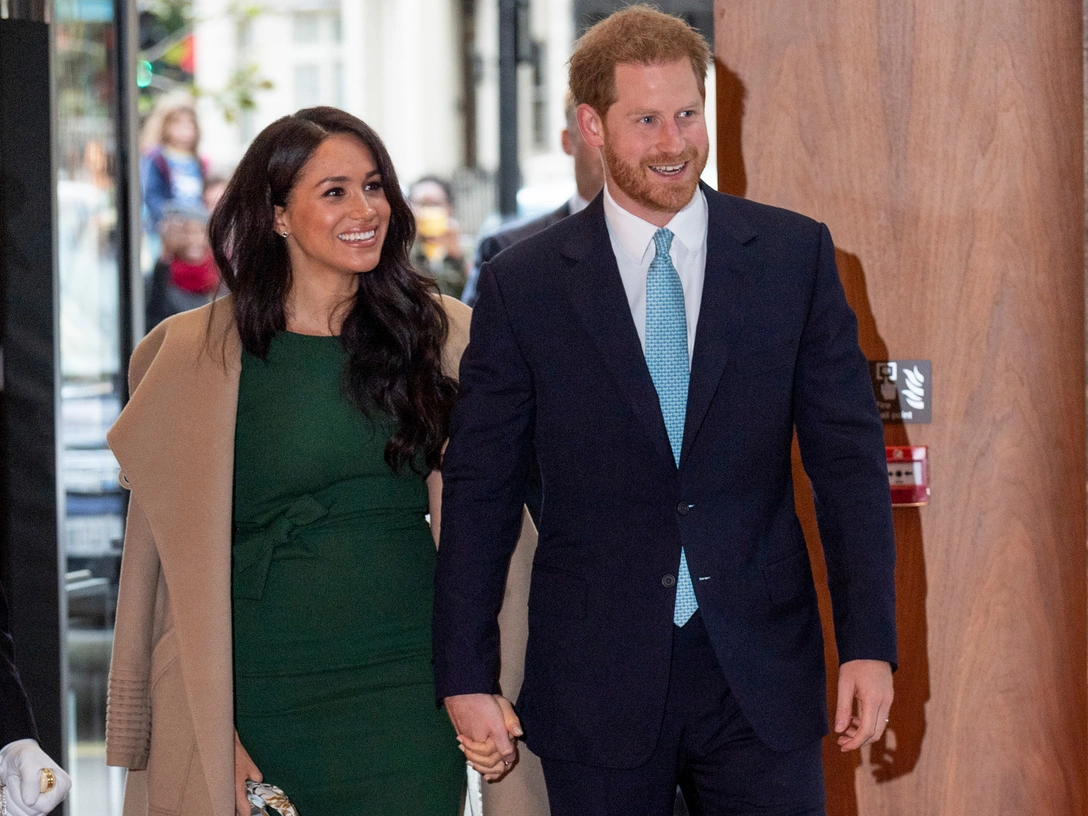 Герцогиня Меган и принц Гарри присутствуют на церемонии вручения наград WellChild в отеле Royal Lancaster в Лондоне, 15 октября 2019 | marieclaire.ru