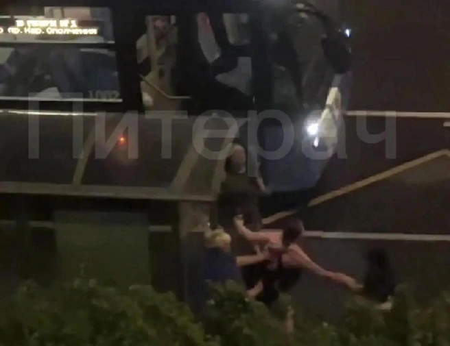 В Петербурге приговорили мать и дочь, избивших женщину — водителя троллейбуса | Источник: Питерач • Новости Питера / Телеграм