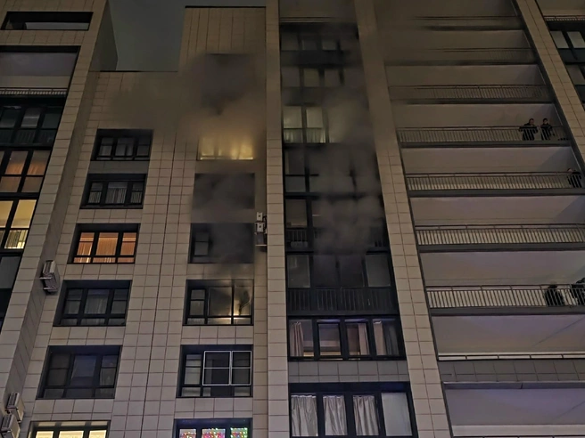 Трое детей пострадали при пожаре в Петербурге. Под подозрением жидкость для розжига