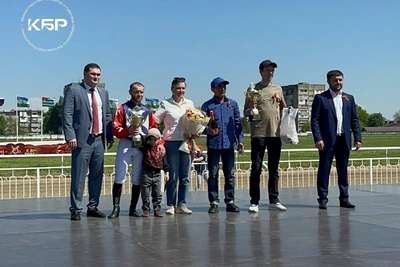 Министр Бифов наградил победителей скачек 9 мая