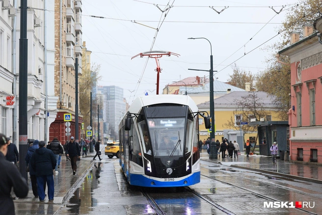 Трамвай отражается в мокром асфальте, а в Москву вернулась осень | Источник: Артём Устюжанин / MSK1.RU