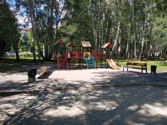 В сквере по соседству сделали хороший детский городок — теперь жители многоэтажки на 40-летия Победы ждут, что достойная территория для прогулок наконец-то появится и под окнами их родного дома | Источник: пресс-служба «Команды Мительмана»