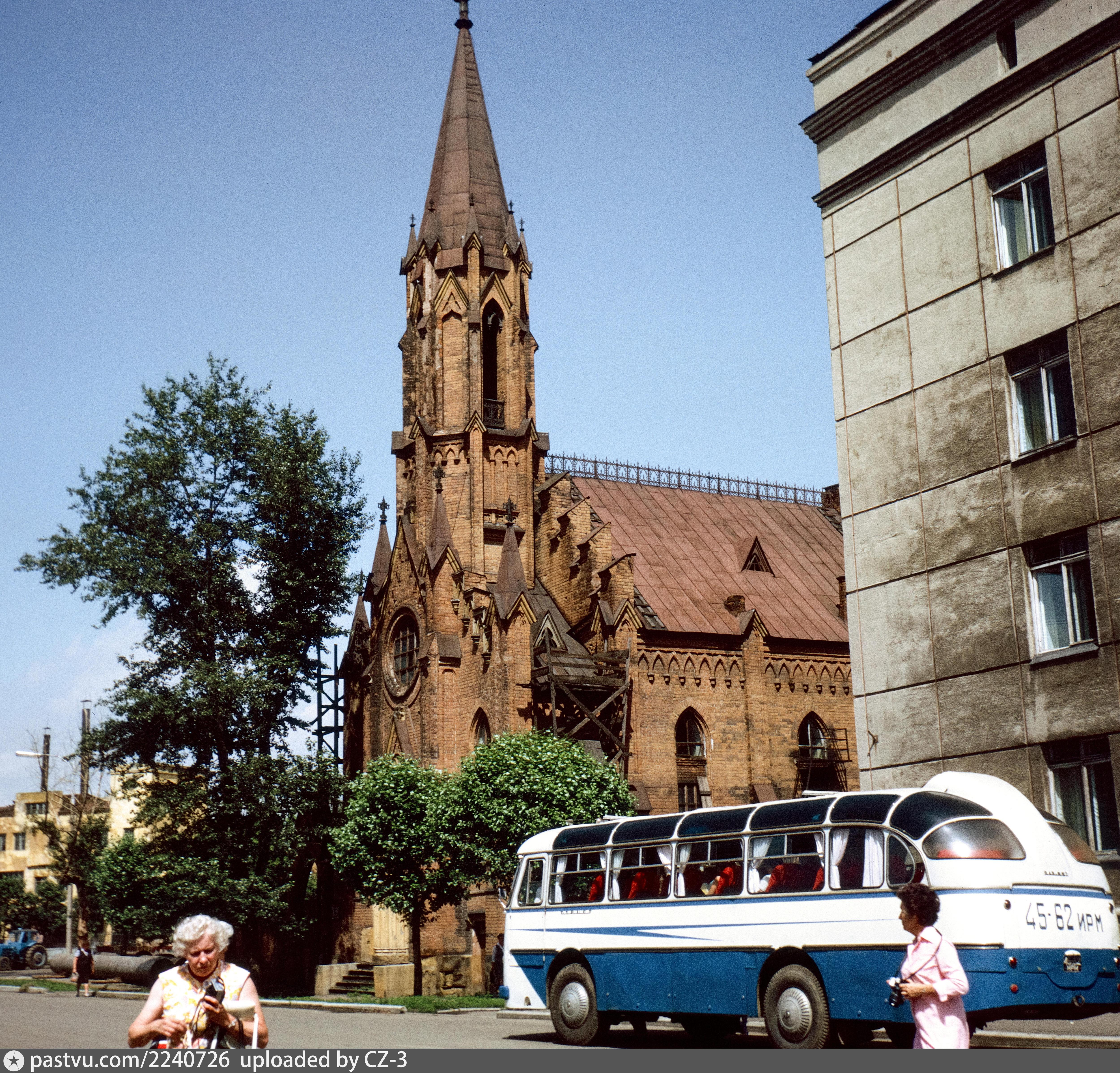 И снова католический костел. В 1970-х рассматривать его припаркованные авто совсем не мешали | Источник: Pastvu.com