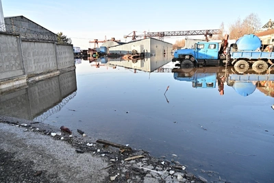 Вода отступает на месте потопа у Красного Октября