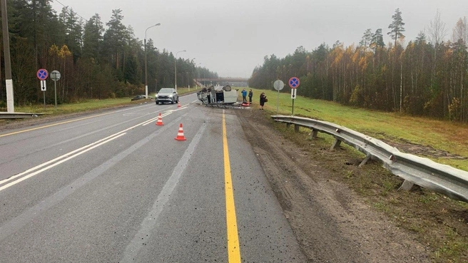 На Киевском шоссе под Лугой перевернули «буханку». Есть пострадавший | Источник: ФКУ Упрдор «Северо-Запад»