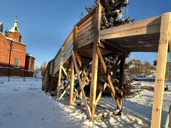 На горке не было ограждений, и мальчик вывалился с нее. | Источник: СУ СКР по Свердловской области