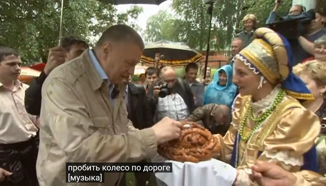 Кадр из фильма «20 лет лицом к России»&nbsp;— в деревне | Источник: ЛДПР / Youtube.com