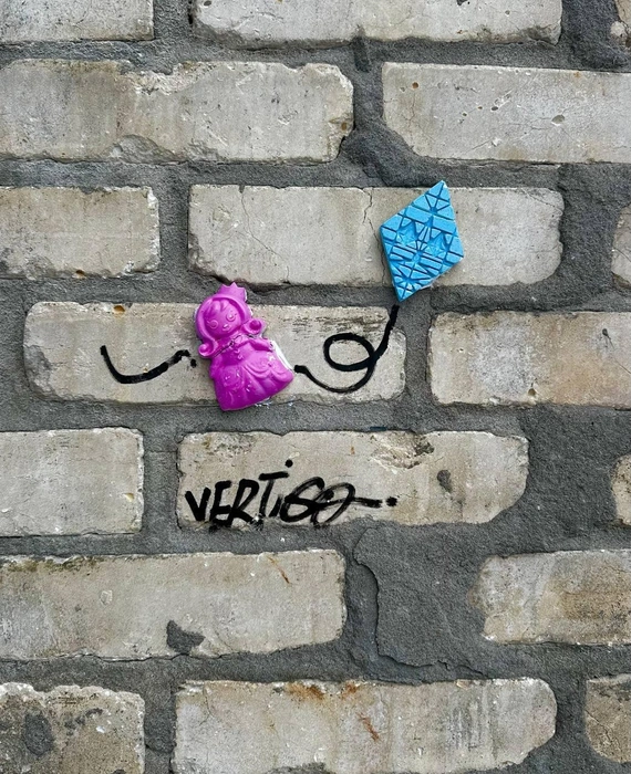 Художник каждую свою работу подписал | Источник: Street art hunter Samara / T.me