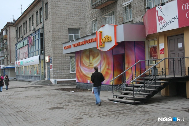 Во второй половине 2000-х обувные магазины стали на Маркса доминирующим видом торговли | Источник: Стас Соколов/NGS.RU