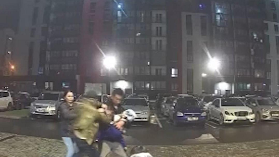 Полицейские нашли компанию, устроившую драку с ребенком на руках 