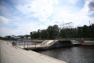 Центр Екатеринбурга обнесли забором для трассы на воде