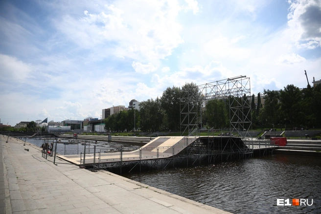 Трасса появилась на воде в центре Екатеринбурга | Источник: Владислав Лоншаков / E1.RU