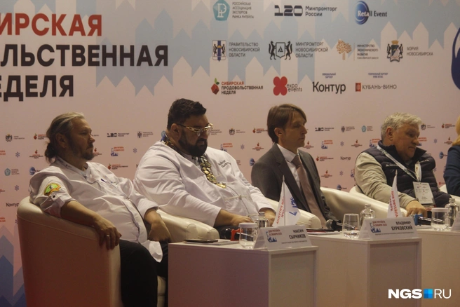 Максим Сырников и Владимир Бурковский привели реальные примеры русской кухни в ресторанном бизнесе | Источник: Стас Соколов / NGS.RU
