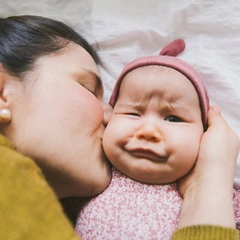 Не стригут детям ногти и купают в деньгах: в какие приметы верят мамы разных стран