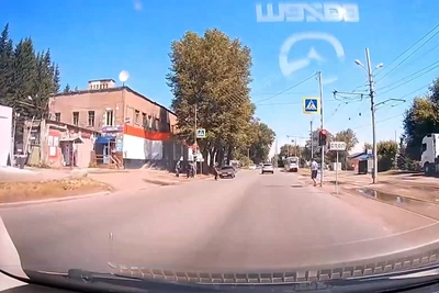 В Новосибирске автомобиль сбил двух пешеходов на переходе