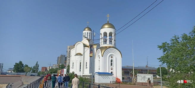 Экскурсанты полюбовались на Троицкий храм над Тоболом | Источник: Анна Сарапульцева /45.RU