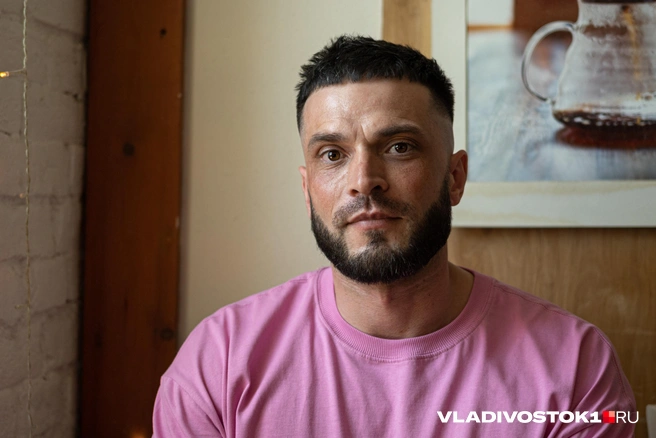 Коэн утверждает, что одежду с его принтом купил даже сотрудник отдела полиции | Источник: Елена Буйвол / VLADIVOSTOK1.RU